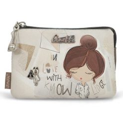 Portfel damski Anekke, z ozdobnym nadrukiem i metalowym logo zapinana na suwak z dekoracyjną zawieszką kompaktowa i praktyczna, beżowa, 42809-015. Brązowe portfele Anekke, bez wzorów. Za 129.00 zł.