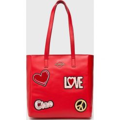 Love Moschino - Torebka. Czerwone torby na ramię Love Moschino, bez wzorów, z materiału, casualowe, do ręki, średnie, bez dodatków. W wyprzedaży za 399.90 zł.