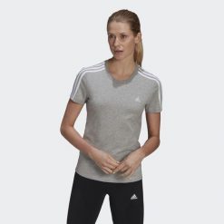 Essentials Slim 3-Stripes Tee. Białe koszulki sportowe Adidas, bez wzorów, bez ramiączek, na jogę i pilates. Za 103.00 zł.
