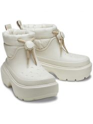 Crocs Botki zimowe "Stomp Puff" w kolorze kremowym rozmiar: 41/42. Brązowe botki Crocs, na zimę, bez wzorów, z materiału, bez obcasa, bez zapięcia. Za 237.17 zł.