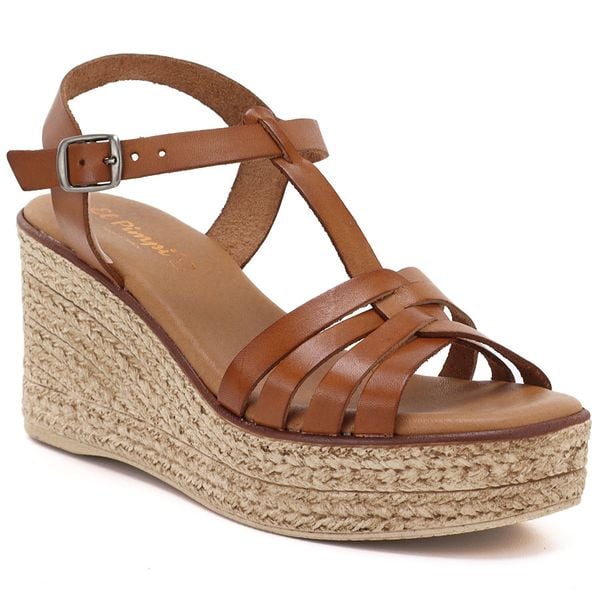 Skórzane sandały na koturnie camel El Pimpi 7002. Brązowe sandały El Pimpi, bez wzorów, ze skóry, eleganckie, bez obcasa, na koturnie, bez zapięcia. Za 156.00 zł.