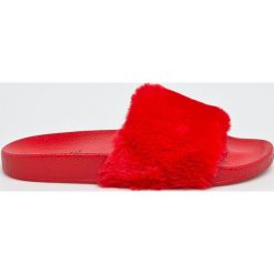 Answear - Klapki Lisa. Czerwone klapki ANSWEAR, bez wzorów, z materiału, bez obcasa, na obcasie. W wyprzedaży za 47.90 zł.