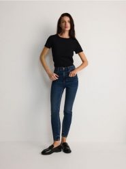 Jeansy slim fit z aplikacjami - granatowy. Niebieskie jeansy Reserved, z aplikacjami, z podwyższonym stanem. W wyprzedaży za 89.99 zł.