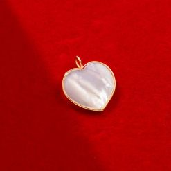 Serce z masy perłowej 1,5 cm w ramce ze złota próby 585. Białe bransoletki Lilou, z perłą, złote. Za 798.00 zł.