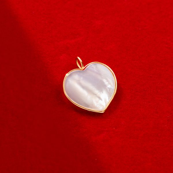 Serce z masy perłowej 1,5 cm w ramce ze złota próby 585. Białe bransoletki Lilou, z perłą, złote. Za 798.00 zł.