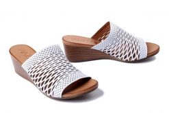 PIAZZA 900150-03 weiss, klapki damskie. Białe klapki Piazza, w ażurowe wzory, ze skóry, bez obcasa, na koturnie. Za 239.92 zł.