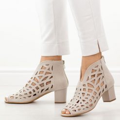 Beżowe zamsz sandały damskie na obcasie z zakrytą piętą M.Daszyński 1954-15. Brązowe sandały M.Daszyński, w ażurowe wzory, z materiału, eleganckie, bez obcasa, na obcasie, bez zapięcia. Za 189.00 zł.