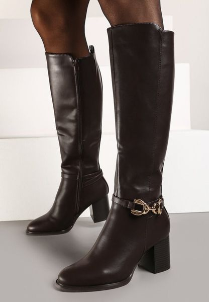 Brązowe Eleganckie Kozaki na Słupku z Ozdobnym Detalem przy Cholewce Resini. Brązowe kozaki Born2be, z jeansu, bez obcasa, na obcasie, bez zapięcia. Za 159.99 zł.