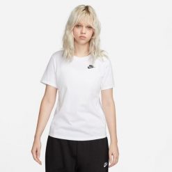 Koszulka sportowa damska Nike Nsw Tee Club. Białe koszulki sportowe Nike, bez wzorów, z bawełny, bez ramiączek, na fitness i siłownię. Za 224.00 zł.