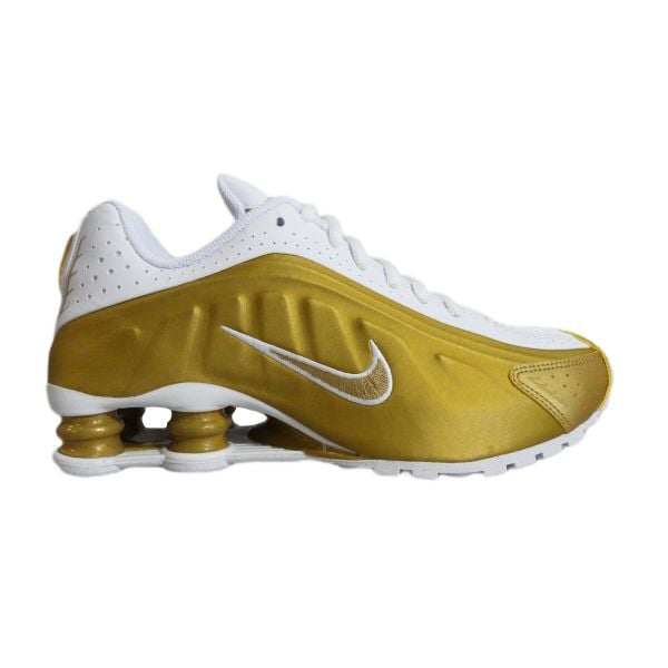 Buty sportowe Nike Shox R4 Metallic Gold White (GS) Złote - CW2626-700. Żółte obuwie sportowe Nike, bez zapięcia, do koszykówki. Za 457.70 zł.