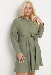 Zielona Wiskozowa Sukienka Koszulowa z Materiałowym Paskiem Edirilea. Zielone sukienki Born2be, na co dzień, xl, bez wzorów, z jeansu, eleganckie, bez kołnierzyka, bez ramiączek, midi, koszulowe. Za 89.99 zł.
