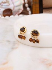 Pierres delicates Pozłacane kolczyki-wkrętki z tygrysim okiem rozmiar: onesize. Brązowe kolczyki Pierres delicates, pozłacane. Za 43.99 zł.