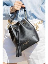 Victor & Hugo Paris Skórzana torebka "Livy" w kolorze czarnym - 18 x 21 x 11 cm rozmiar: onesize. Czarne torby na ramię Victor & Hugo Paris, z aplikacjami, z materiału, przez ramię, bez dodatków. Za 239.99 zł.