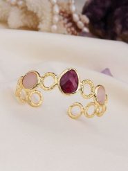 L'Atelier de Gaia Pozłacana bransoletka z elementami ozdobnymi rozmiar: onesize. Różowe bransoletki L'Atelier de Gaia, z agatem, pozłacane. Za 100.04 zł.