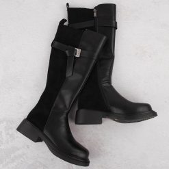 Skórzane kozaki damskie oficerki czarne Filippo DKZ6404. Czarne kozaki Filippo, ze skóry ekologicznej, bez obcasa, bez zapięcia. Za 245.99 zł.