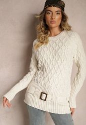 Jasnobeżowy Sweter w Delikatny Splot z Ozdobną Klamrą i Paskiem na Dole Rievea. Brązowe swetry Renee, m, z aplikacjami, z jeansu, bez ramiączek. Za 99.99 zł.