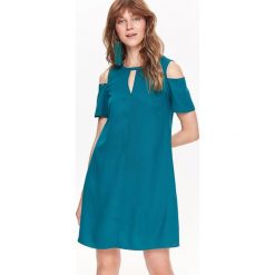SUKIENKA W LINII A Z ODKRYTYMI RAMIONAMI. Niebieskie sukienki TOP SECRET, na co dzień, na jesień, bez wzorów, z dzianiny, eleganckie, bez kołnierzyka, bez ramiączek, mini, proste. W wyprzedaży za 59.99 zł.