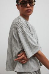 Tshirt z dzianiny strukturalnej w kolorze COOL GREY- LIZ-S/M. Szare t-shirty Marsala, m, bez wzorów, z bawełny, bez kołnierzyka, bez ramiączek. Za 199.90 zł.