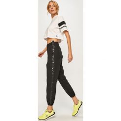 Reebok - Spodnie. Czarne spodnie dresowe Reebok, m, bez wzorów, z materiału. Za 179.90 zł.