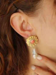 Pierres de Jade Pozłacane kolczyki-wkrętki z perłami i z kamieniami szlachetnymi rozmiar: onesize. Białe kolczyki Pierres de Jade, z cyrkonią, pozłacane. Za 79.77 zł.