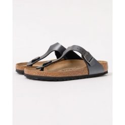 Japonki damskie Birkenstock Gizeh. Czarne klapki Birkenstock, bez wzorów, z materiału, z otwartym noskiem, bez obcasa. Za 392.15 zł.