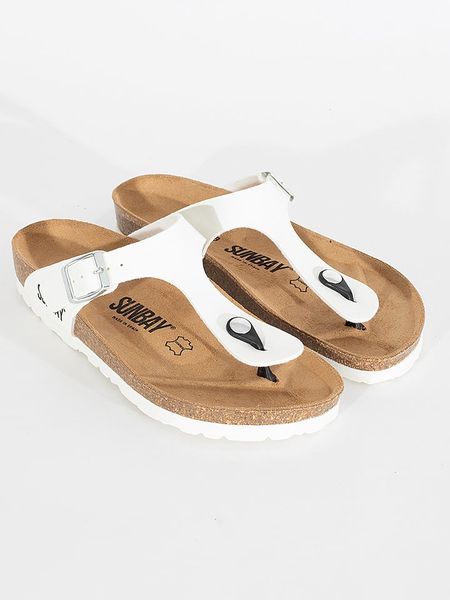 Sunbay Japonki "Camelia" w kolorze białym rozmiar: 39. Białe klapki Sunbay, bez wzorów, z lakierowanej skóry, z otwartym noskiem, bez obcasa. Za 174.95 zł.