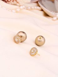 L'Atelier de Gaia Pozłacane kolczyki-wkrętki z perłami i cyrkoniami rozmiar: onesize. Brązowe kolczyki L'Atelier de Gaia, z cyrkonią, pozłacane. Za 88.43 zł.