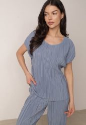 Niebieska Bluzka na Krótki Rękaw z Plisowanej Tkaniny Undirea. Niebieskie bluzki Born2be, uniwersalny, bez wzorów, z jeansu, biznesowe, bez kołnierzyka, bez ramiączek. Za 39.99 zł.