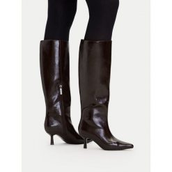 Kozaki DeeZee. Brązowe kozaki DeeZee, bez obcasa, na szpilce, bez zapięcia. Za 249.99 zł.
