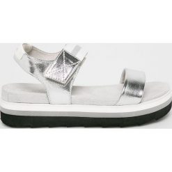 S. Oliver - Sandały. Szare sandały S.Oliver, bez wzorów, z materiału, bez obcasa, na platformie, bez zapięcia. W wyprzedaży za 139.90 zł.