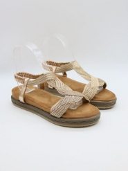 Bellucci Sandały w kolorze złotym rozmiar: 41. Żółte sandały Bellucci, bez wzorów, klasyczne, z otwartym noskiem, bez obcasa, bez zapięcia. Za 86.99 zł.