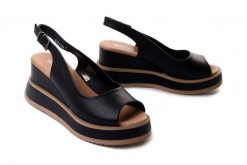 ARTIKER RELAKS 50C0337 czarny, sandały damskie. Czarne sandały Artiker Relaks, bez wzorów, ze skóry, bez obcasa, na koturnie, bez zapięcia. Za 289.90 zł.