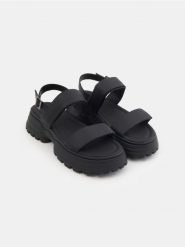 Sandały na platformie z imitacji skóry - czarny. Czarne sandały Sinsay, bez wzorów, ze skóry, bez obcasa, na platformie, bez zapięcia. Za 59.99 zł.