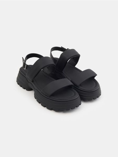Sandały na platformie z imitacji skóry - czarny. Czarne sandały Sinsay, bez wzorów, ze skóry, bez obcasa, na platformie, bez zapięcia. Za 59.99 zł.