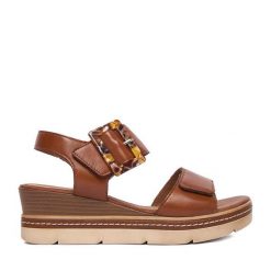 Sandały Remonte. Brązowe sandały Remonte, bez wzorów, bez obcasa, na koturnie, bez zapięcia. Za 379.99 zł.