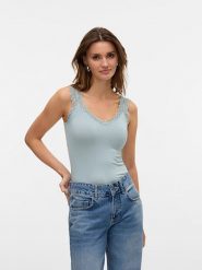 Vero Moda Top w kolorze błękitnym rozmiar: XXL. Niebieskie topy Vero Moda, s, bez wzorów, z koronki, bez kołnierzyka, bez ramiączek. Za 44.45 zł.