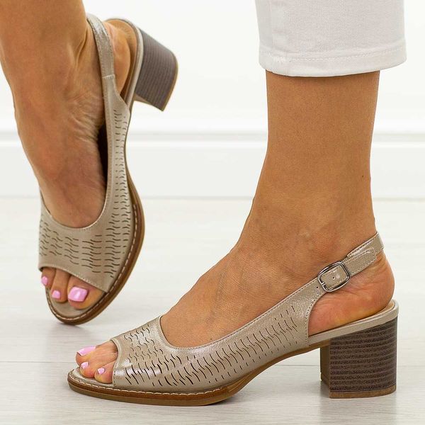 Złote sandały damskie na obcasie Sergio Leone sk832. Żółte sandały Sergio Leone, bez wzorów, ze skóry, eleganckie, bez obcasa, na obcasie, bez zapięcia. Za 169.00 zł.