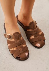 Brązowe Klapki z Paskami w Stylu Gladiatorek z Klamerką Lorianatea. Brązowe klapki Born2be, bez wzorów, z jeansu, bez obcasa, na płaskiej podeszwie. Za 79.99 zł.