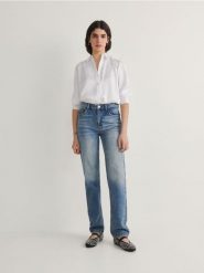 Jeansy straight - niebieski. Niebieskie jeansy Reserved, bez wzorów. W wyprzedaży za 49.99 zł.
