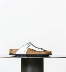 Klapki Birkenstock Gizeh Damskie. Szare klapki Birkenstock, bez wzorów, z materiału, bez obcasa. Za 388.15 zł.