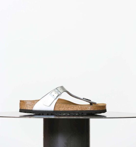 Klapki Birkenstock Gizeh Damskie. Szare klapki Birkenstock, bez wzorów, z materiału, bez obcasa. Za 405.15 zł.