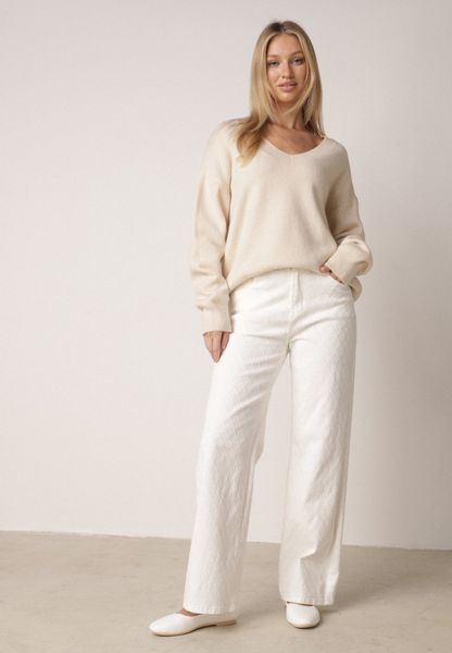 Białe Szerokie Jeansy z Bawełną Zdobione Przeszyciami w Romby Biretha. Białe jeansy Born2be, l, z aplikacjami, z podwyższonym stanem. Za 109.99 zł.