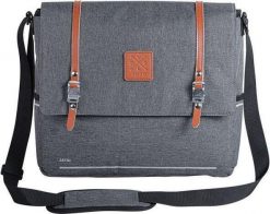 Wodoodporna tylna torba rowerowa - wykonana z materiału pochodzącego z recykling. Czarne torby na laptopa ZEFAL, z aplikacjami, z materiału, na ramię. Za 264.34 zł.