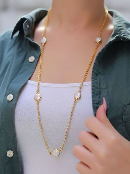 Pierres delicates Pozłacany naszyjnik z elementami ozdobnymi - dł. 60 cm rozmiar: onesize. Białe naszyjniki Pierres delicates, z perłą, pozłacane. Za 78.99 zł.