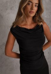 Czarna Marszczona Bluzka z Wiskozy z Dekoltem Łódka i Metaliczną Aplikacją Degosa. Czarne bluzki Renee, m, z aplikacjami, z materiału, eleganckie, bez kołnierzyka, bez ramiączek. Za 59.99 zł.
