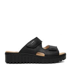 Klapki Rieker. Czarne klapki Rieker, bez wzorów, bez obcasa. Za 299.99 zł.