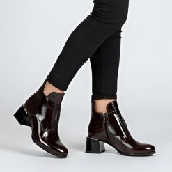 Botki damskie Armodo, ze skóry lakierowanej na klocku i zapinane na zamek, bordowe, 60560. Czerwone botki Armodo, z aplikacjami, ze skóry, bez obcasa, na obcasie, bez zapięcia. Za 373.99 zł.