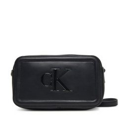 Torebka Calvin Klein. Czarne torebki klasyczne Calvin Klein, bez wzorów, bez dodatków. Za 349.99 zł.