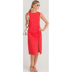 SUKIENKA Patrizia Pepe. Czerwone sukienki Patrizia Pepe, na imprezę, l, bez wzorów, z tkaniny, bez kołnierzyka, bez ramiączek, midi, dopasowane. Za 473.40 zł.