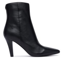 Botki Guess. Czarne botki Guess, z aplikacjami, bez obcasa, na słupku, bez zapięcia. Za 824.99 zł.